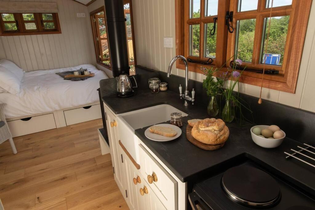 Luxury, Rural Shepherds Hut With Hot Tub Nr Bath Бристоль Екстер'єр фото